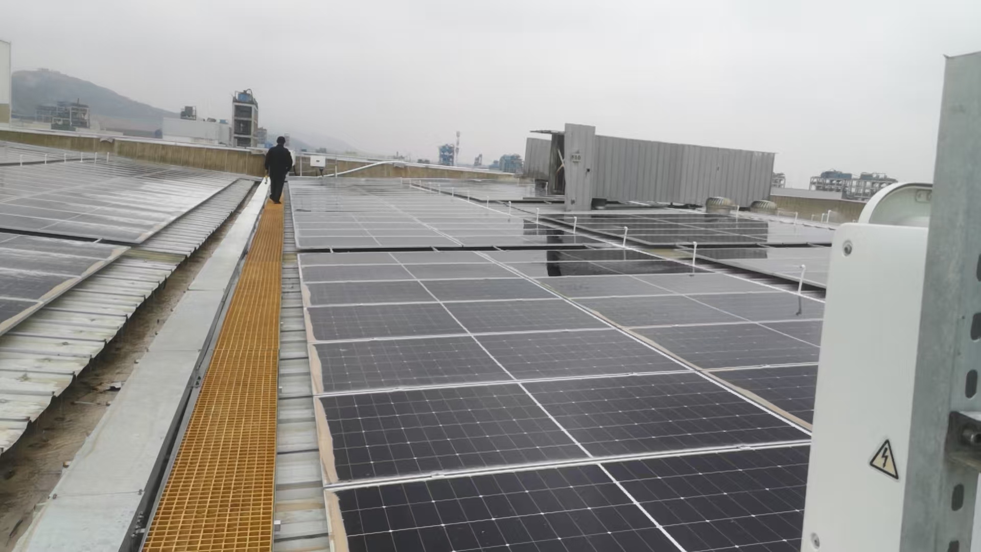新能源太阳能光伏电厂智能自动化喷淋清洁除尘系统价值与施工分析